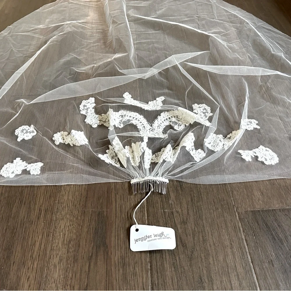 Jennifer Leigh L’Oréal Ivory 50” French Alencon Lace Veil